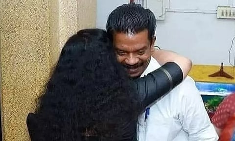 முன்னாள் மந்திரியை கட்டிப்பிடித்து வாழ்த்து தெரிவித்த பெண் ஐ.ஏ.எஸ். அதிகாரி - சமூகவலைதளத்தில் வைரல்