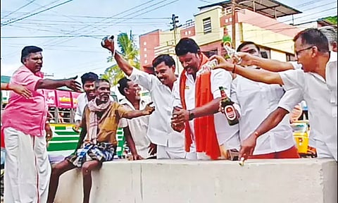 காசு கொடுத்து வாங்கிய மதுவை இப்படி ஊற்றுகிறீர்களே.. கட்டிங் கேட்ட மதுப்பிரியர் : பா ஜனதாவினர் நடத்திய போராட்டத்தில் ருசிகரம்