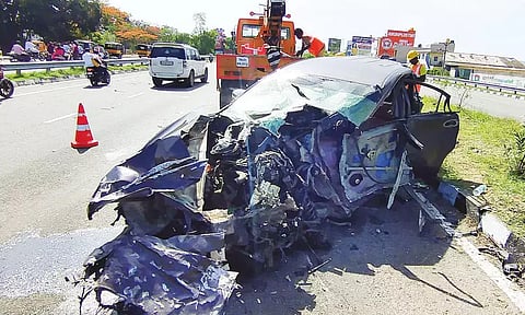 டயர் வெடித்ததால் லாரி மீது மோதி சுக்குநூறான கார்.. என்ஜினீயரிங் மாணவி பலி