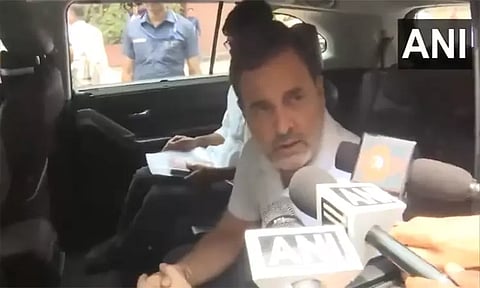 அரசியல் சாசன புத்தகத்துடன் நாடாளுமன்றத்திற்குள் நுழைந்த இந்தியா கூட்டணி எம்.பி.க்கள்