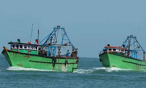 தமிழக மீனவர்கள் 10 பேர் கைது - இலங்கை கடற்படை அட்டூழியம்