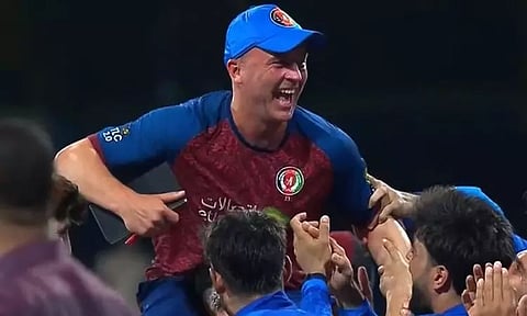 டி20 உலகக்கோப்பை: பயிற்சியாளர் டிராட்டை தோளில் சுமந்து கொண்டாடிய ஆப்கானிஸ்தான் வீரர்கள்