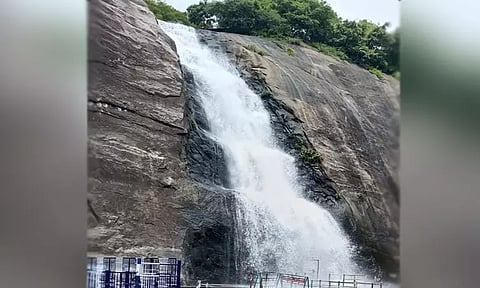 குற்றாலம் அருவிகளில் வெள்ளப்பெருக்கு - குளிக்க தடை