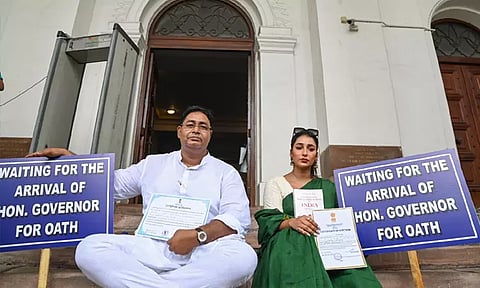 மேற்கு வங்காளம்: பதவி பிரமாணம் செய்து வைக்க கவர்னர் மறுப்பு; திரிணாமுல் காங்கிரசின் 2 எம்.எல்.ஏ.க்கள் தர்ணா போராட்டம்