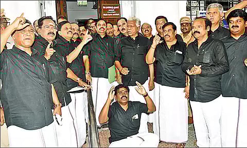 சஸ்பெண்ட் நடவடிக்கை: அதிமுக எம்.எல்.ஏ.க்கள் இன்று உண்ணாவிரதம்