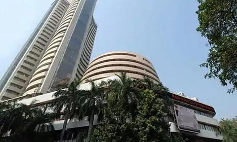 மும்பை பங்கு சந்தை; சென்செக்ஸ் குறியீடு வரலாறு காணாத வகையில் உயர்வு