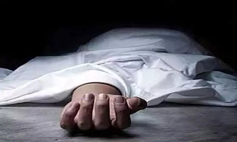 பள்ளிக்கு செல்லாமல் இருந்ததை கண்டித்த தாய்: பிளஸ்-2 மாணவன் தூக்கிட்டு தற்கொலை