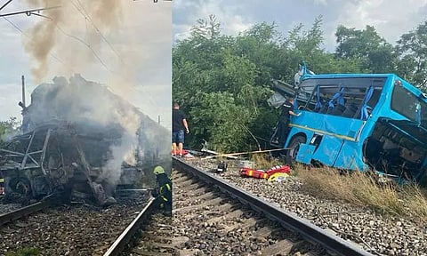 பஸ் மீது ரெயில் மோதி விபத்து - 5 பேர் பலி