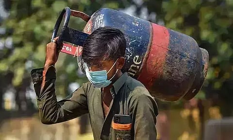 வணிக பயன்பாட்டுக்கான சிலிண்டர் விலை ரூ.31 குறைவு