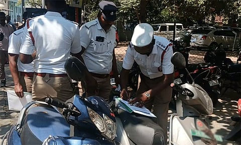 விதி மீறல்கள், நம்பர் பிளேட்டுகளில் ஸ்டிக்கர்: தமிழ்நாடு காவல்துறைக்கு சென்னை ஐகோர்ட்டு பிறப்பித்த உத்தரவு