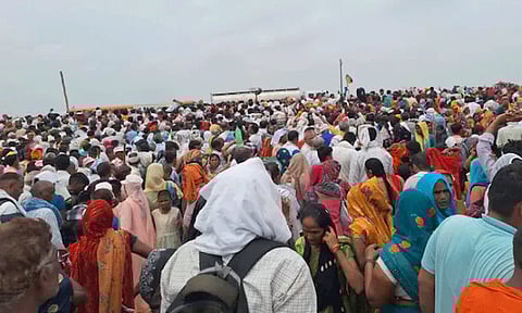 உத்தரபிரதேசத்தில் கூட்ட நெரிசலில் சிக்கி ஏராளமான பக்தர்கள் பலி: ராஜ்நாத் சிங், ராகுல் காந்தி, மாயாவதி இரங்கல்