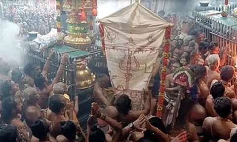சிதம்பரம் நடராஜர் கோவிலில் ஆனி திருமஞ்சன விழா கொடியேற்றத்துடன் தொடங்கியது