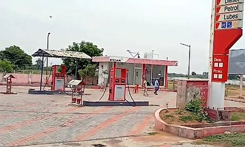 2,000 லிட்டர் மெத்தனால் பதுக்கல் - பெட்ரோல் பங்கிற்கு சீல் வைப்பு