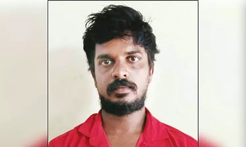 கள்ளக்காதலியின் கணவரை கத்தியால் குத்திய கொத்தனார் கைது