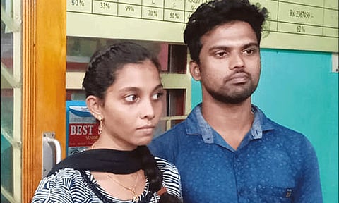 2 நாளில் வேறு ஒருவருடன் திருமணம்... வீட்டின் சுவர் ஏறி குதித்து காதலனை கரம்பிடித்த இளம்பெண்