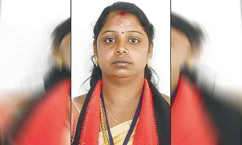 அ.தி.மு.க. நிர்வாகி கொலை: தி.மு.க. பெண் கவுன்சிலர் தலைமறைவு