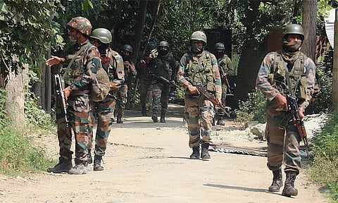 காஷ்மீரில் 5 பயங்கரவாதிகள் சுட்டுக்கொலை