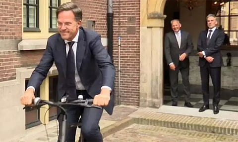 சைக்கிளில் எளிமையாக வெளியேறிய முன்னாள் பிரதமர்