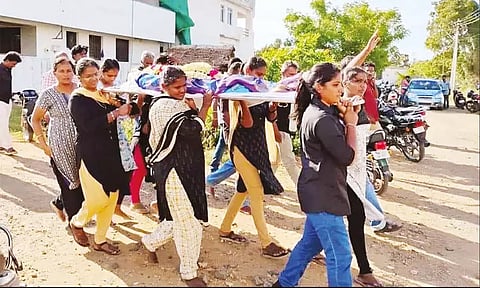 மூதாட்டியின் உடலை மயானத்திற்கு தூக்கிச்சென்ற பெண்கள்