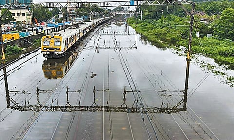 ரெட் அலர்ட் வார்னிங்: வெள்ளத்தில் மிதக்கும் மும்பை... பள்ளி, கல்லூரிகளுக்கு இன்று விடுமுறை