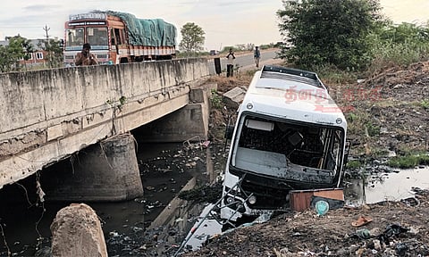 பாலத்தில் மோதி விபத்துக்குள்ளான வேன்: 14 பேர் காயம் - மருத்துவமனையில் அனுமதி