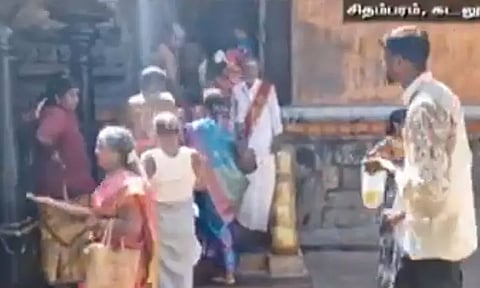 கனகசபை மீது ஏறி பக்தர்கள் சாமி தரிசனம்