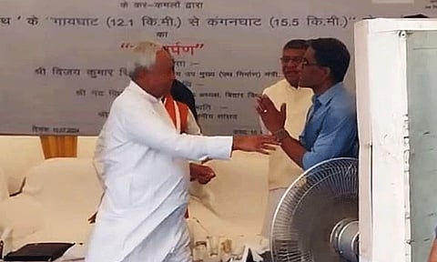 'உங்கள் கால்களில் விழுகிறேன்..'- சாலைப்பணிகளை விரைந்து முடிக்க ஐ.ஏ.எஸ். அதிகாரியிடம் கெஞ்சிய பீகார் முதல்-மந்திரி