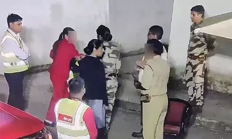 சி.ஐ.எஸ்.எப். வீரருக்கு கன்னத்தில் அறை; விமான நிறுவன பெண் ஊழியர் கைது: அதிர்ச்சி காரணம்