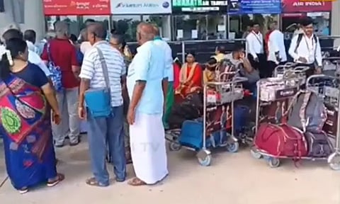 மதுரையில் போலி டிக்கெட்டுகளுடன் விமான நிலையத்திற்கு வந்த 100-க்கும் மேற்பட்ட பயணிகள் வெளியேற்றம்