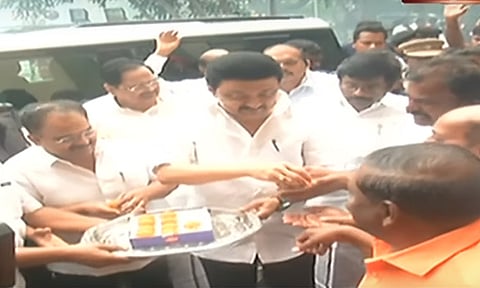 விக்கிரவாண்டியில் தி.மு.க முன்னிலை: இனிப்பு வழங்கிய முதல் - அமைச்சர் மு.க.ஸ்டாலின்