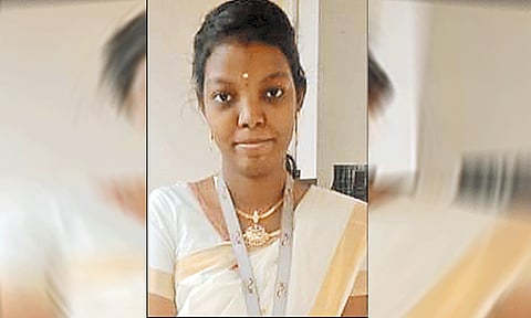 சாலை பள்ளத்தில் நிலைதடுமாறி விழுந்து... அண்ணன் கண்முன்னே துடிதுடித்து நின்ற தங்கையின் உயிர்