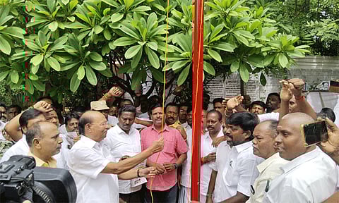 பாட்டாளி மக்கள் கட்சியின் 36-ம் ஆண்டு விழா: தொண்டர்களுக்கு இனிப்பு வழங்கிய ராமதாஸ்