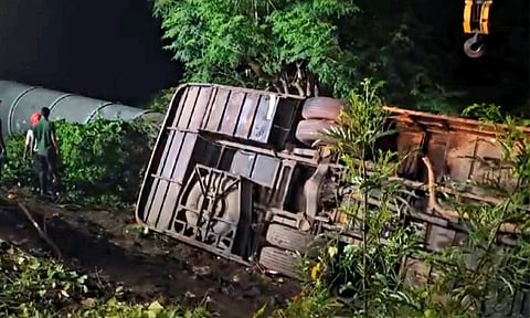 மும்பையில் பேருந்து-டிராக்டர் மோதி விபத்து.. 5 பக்தர்கள் உயிரிழப்பு