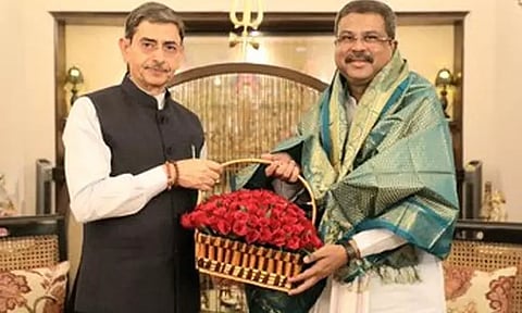 மத்திய கல்வி மந்திரியுடன் கவர்னர் ஆர்.என்.ரவி சந்திப்பு