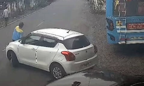 பெட்ரோலுக்கு பணம் தராமல் சென்ற போலீஸ்காரர்... தட்டிக்கேட்ட ஊழியரை காரில் இழுத்துச்சென்ற அவலம்