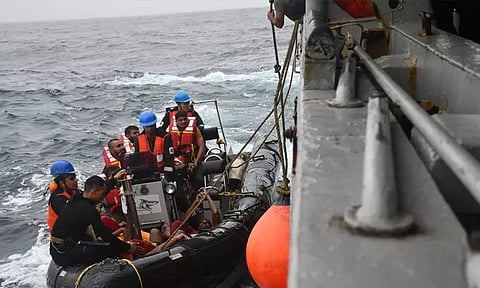 ஓமன்: எண்ணெய் கப்பல் விபத்தில் சிக்கிய 8 இந்தியர்கள் மீட்பு; தொடருகிறது மீட்பு பணி