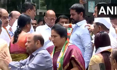 அஜித் பவார் கட்சியில் இருந்து 4 பேர் விலகி சரத் பவார் அணியில் சேர்ந்தனர்...மராட்டிய அரசியலில் திருப்பம்