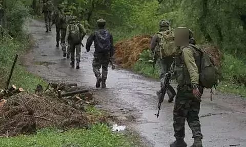 காஷ்மீர்: எல்லையில் சுற்றி திரிந்த 2 பேர் மீது துப்பாக்கி சூடு