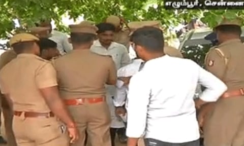 சென்னையில் வழக்கறிஞர்கள் 2 தரப்பாக பிரிந்து மோதல்