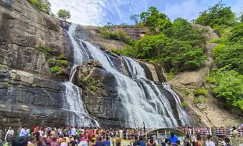 வார விடுமுறை - குற்றாலத்தில் குவிந்து வரும் சுற்றுலாப் பயணிகள்