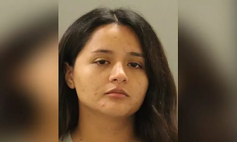 அமெரிக்காவில் பள்ளி மாணவனுக்கு ஆபாச புகைப்படங்களை அனுப்பிய ஆசிரியை கைது