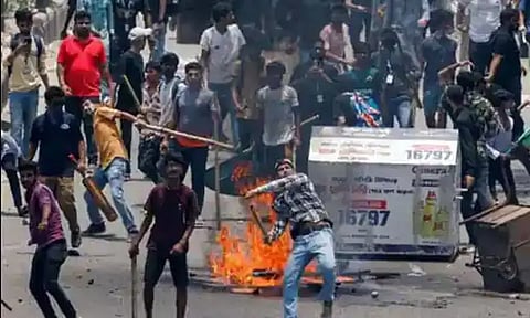 வங்காளதேசத்தில் தொடரும் வன்முறை: தாயகம் திரும்பும் இந்திய மாணவர்கள்