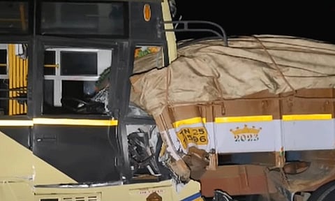 திருச்சி: லாரி மீது அரசு பேருந்து மோதி விபத்து - 20க்கும் மேற்பட்டோர் படுகாயம்