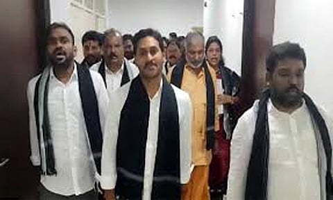 ஆந்திர சட்டசபையில் ஒய்.எஸ்.ஆர். காங்கிரஸ் கடும் அமளி- வெளிநடப்பு