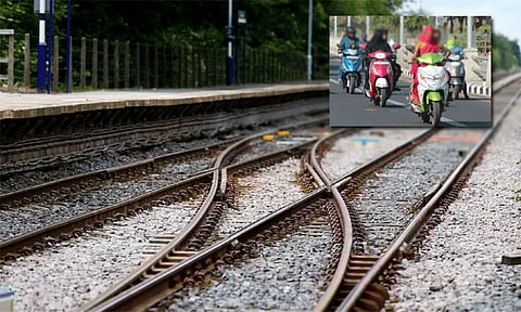 ஸ்கூட்டர் ஓட்டக்கூடாது என்று கண்டித்த கணவர்... கைக்குழந்தையுடன் ரெயில் முன் பாய்ந்த இளம்பெண்