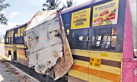 சுழன்றடித்த சூறாவளிகாற்று: திடீரென பறந்த அரசு பஸ்சின் மேற்கூரை... பதற்றத்தில் அலறிய பயணிகள்