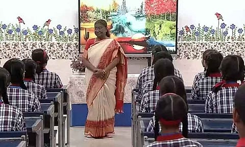 ஒரு நாள் ஆசிரியராக மாறிய ஜனாதிபதி திரவுபதி முர்மு