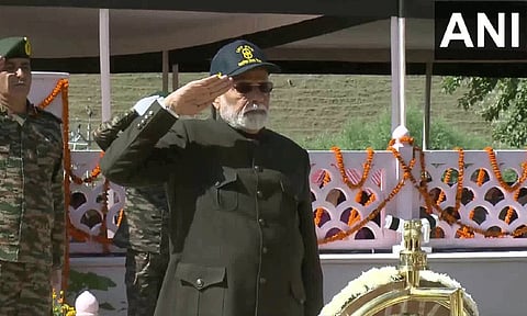 கார்கில் போர் நினைவிடத்தில் பிரதமர் மோடி மரியாதை