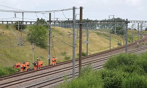 பாரீசில் ஒலிம்பிக் தொடக்க விழா; பிரான்ஸ் ரெயில் பாதைகள் மீது தாக்குதல் - பின்னணியில் யார்?