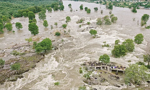கே.ஆர்.எஸ்.அணையிலிருந்து 1.30 லட்சம் கன அடி நீர் திறப்பு... 100 அடியை எட்டிய மேட்டூர் அணை